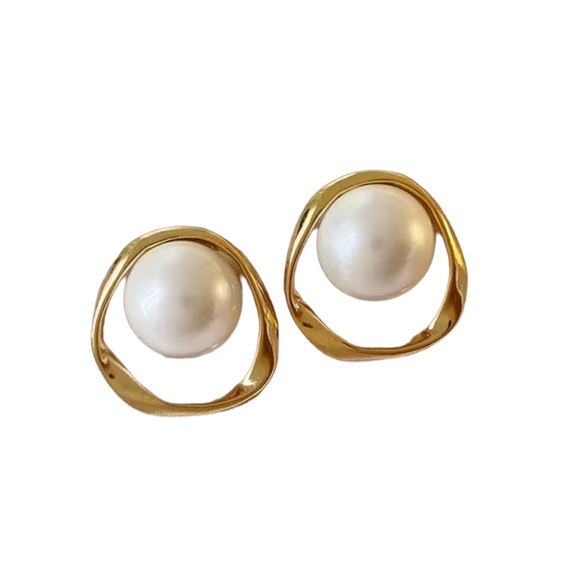 18K Gold Plated Irregular Shaped Pearl Stud Earrings - Picture 3 of 6
